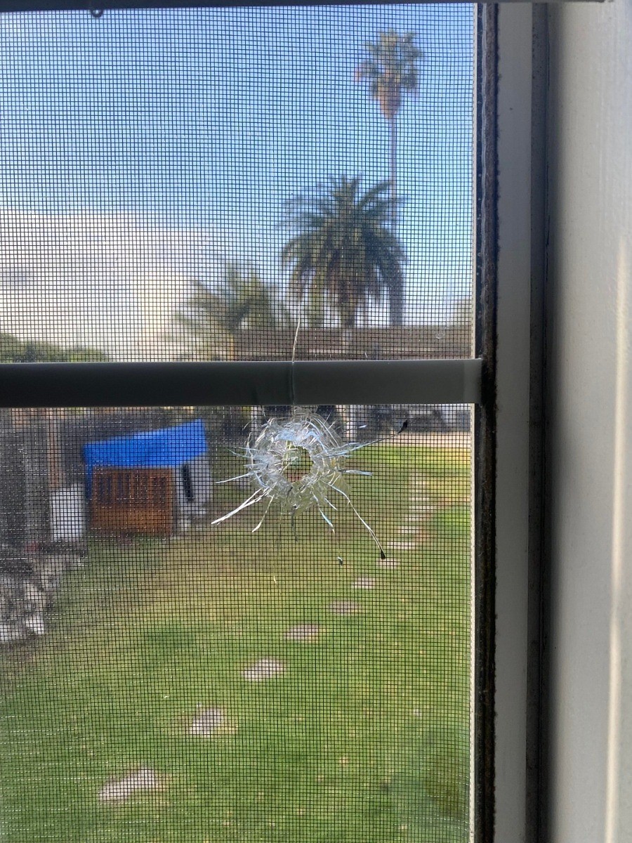 加利福尼亚一18岁男子在家里险被流弹击中 还好雷蛇耳机替他挡枪救回一命